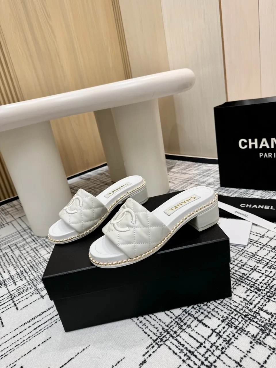 👟👟Ex-factory price 480👟👟 Top version Chanel Chanel - 2025 spring model, counter top double C sandals, this classic design; the extraordinary double C incorporates a variety of color elements... The diversified mix and match is very beautiful and versatile, very light on the foot, comfortable, super delicate and elegant, and can be used outdoors... ꫛꫀꪝ Go➫ Material: ❶Upper made of: Original imported sheepskin ❷Inner lining: Original sheepskin lining ❸Outsole based on: Original Italian genuine leather outsole Counter boutique packaging complete set for women 35–40 (customized for 41) 3 colors available (black, white, pink)